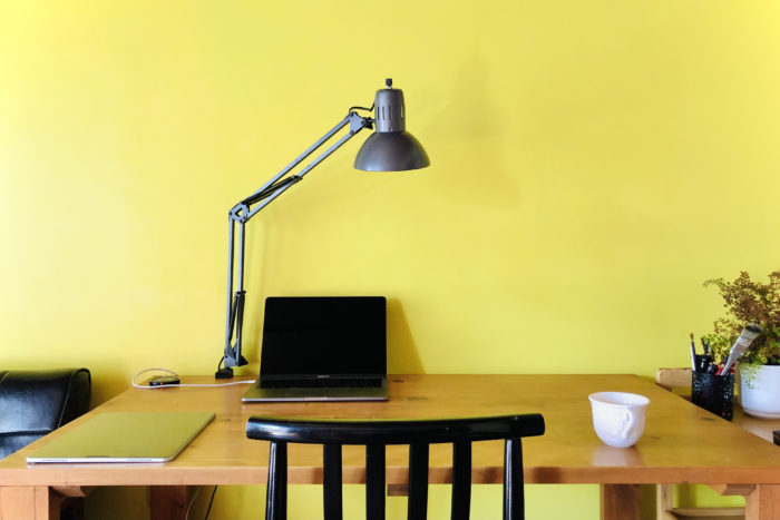 作業机と黄色い壁